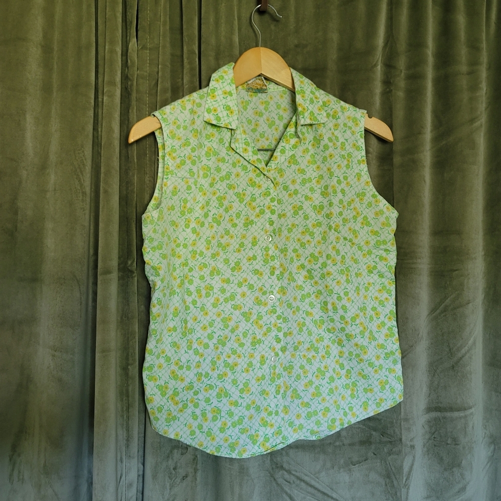 True Vintage 1970s Western Trad Wife Beachy Floral Print Sleevless Button Down